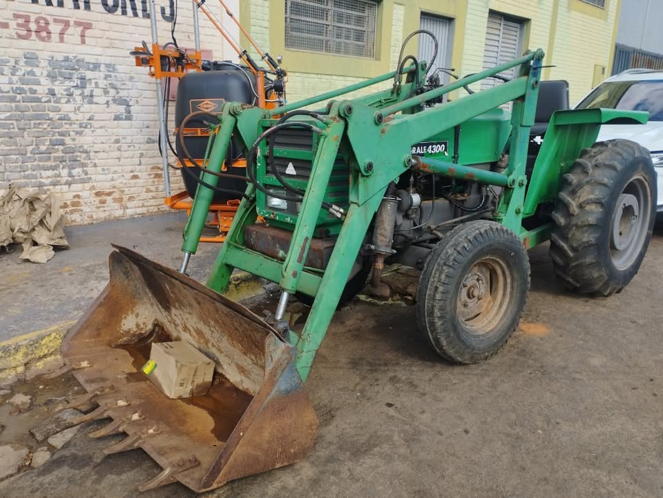Trator Agrale 4300 com concha